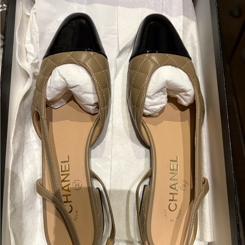 CHANEL Women's Black and Tan Quilted Flats